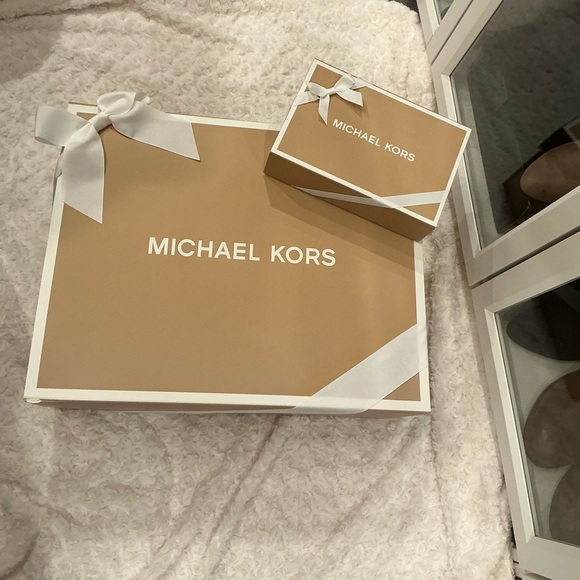 NWT Michael Kors Wristlet/Wallet - Picture 9 of 9